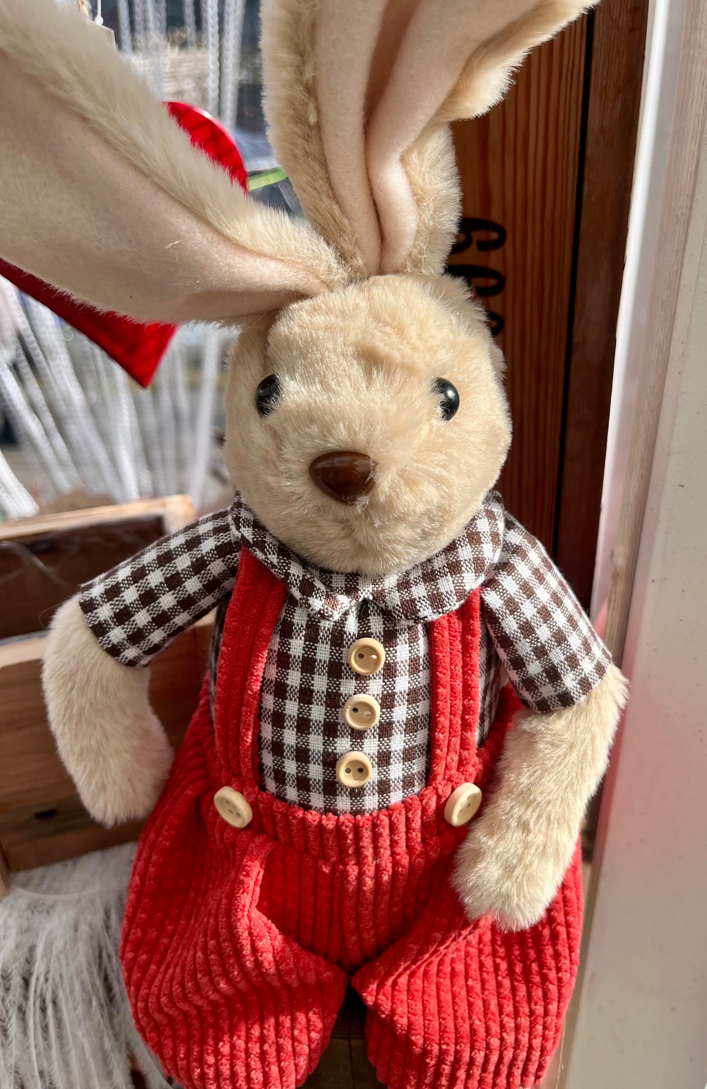 Kantenhocker Hase mit roter Hose und kariertem Hemd. Seine Arme können in alle Richtungen gebogen werden. Dadurch kann er ständig ein neues Aussehen annehmen. Frech sieht er aus, wenn auf einem Hocker sitzt, oder seine Beine einfach irgendwo hinunter baumeln lässt. Höhe: ca. 55 cm (ca 35 cm sitzend + ca 20 cm Füße) 
Gewicht: ca. 480 g - Material: Fell, Stoff, Strick, Kunststoff - Farbe: hellbraun, grün, schwarz, weiß, rosa - 
Lieferumfang: 1 Hase (ohne Hocker)