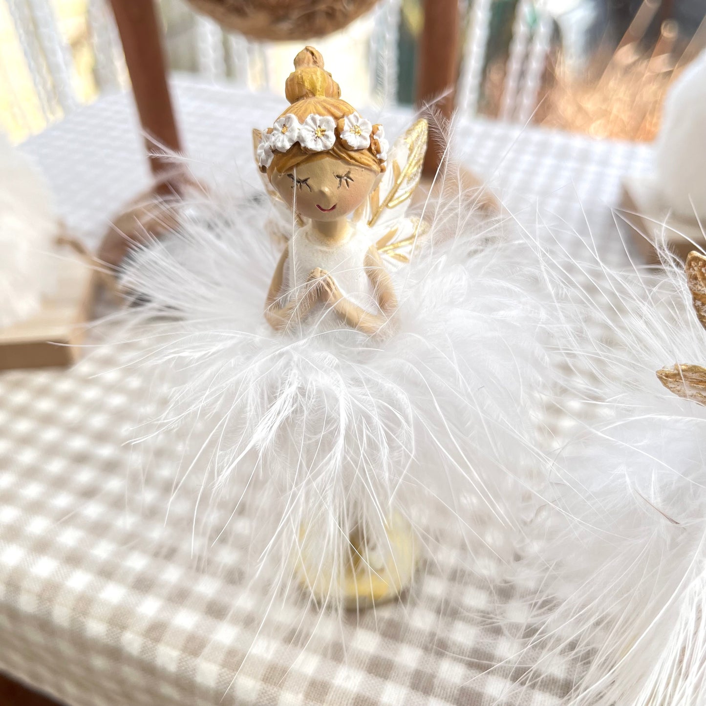 Elfe mit Federn - stehend - in weiß / gold und 2 Varianten erhältlich. Entweder mit der Hand unter dem Kinn, oder mit gefalteten Händen vor der Brust. 
Maße: Höhe ca. 12 cm 
Material: Polyresin, Federn 
Farben: rosa, apricot 
Lieferumfang: 1 Elfe in der ausgesuchten Variante