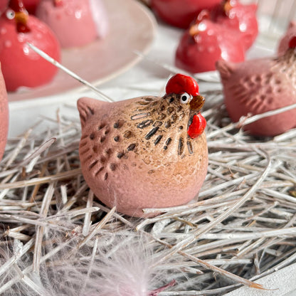 Die Hühner aus Steingut sind in 2 Größen erhältlich. Der Farbverlauf ist wechselnd zwischen Pink und Rosa. Sehr schöne Deko fürs ganze Jahr.
Maße: 
groß: ca. 11 x 11 x 10&nbsp; cm
klein: ca. 5 x 5 x 5 cm
Farben: pink, rosa, natur
Material: Steingut
Lieferumfang: 1 Huhn in der ausgesuchten Größe