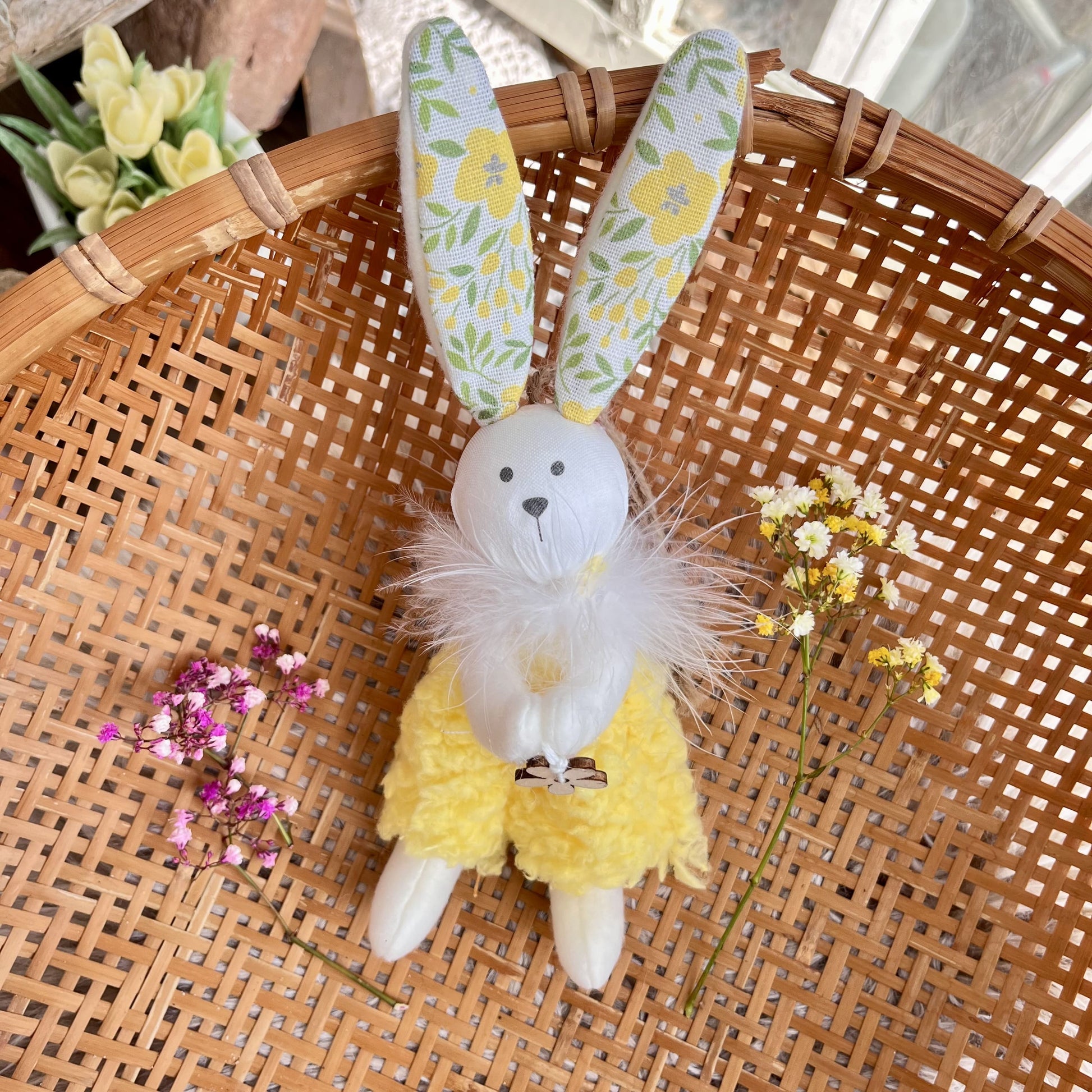 Diese beiden süßen Hasen haben eine Blume aus Holz in ihren Händen. Es gibt sie in 2 Ausführungen. Entweder mit gelben, oder mit einem weißen Kleidchen.
Maße: Höhe ca 20 cm + Hänger
Material: Stoff, Filz, Holz
Farben: gelb, weiß
Lieferumfang: 1 Hase zum Hängen in der ausgesuchten Farbe