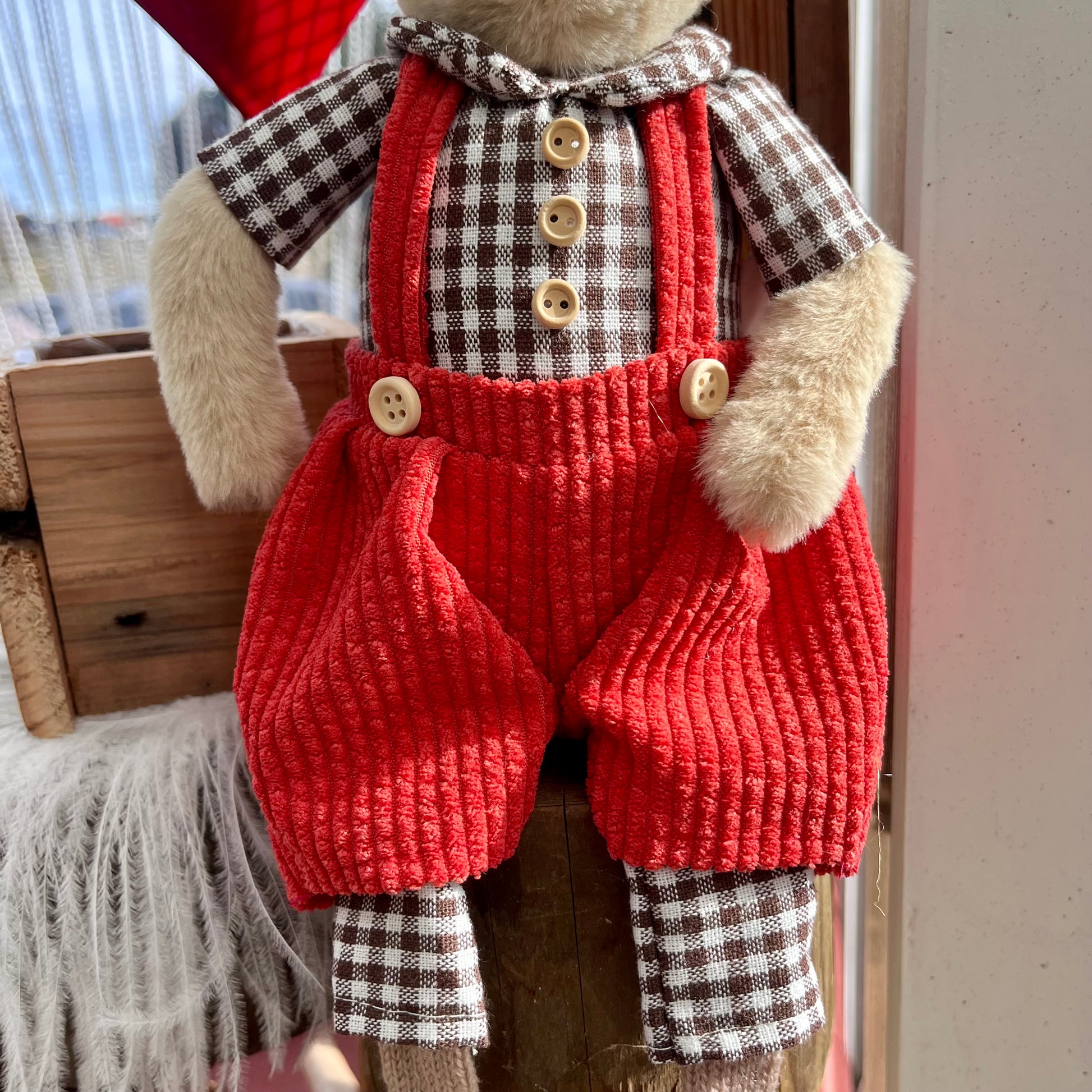 Kantenhocker Hase mit roter Hose und kariertem Hemd. Seine Arme können in alle Richtungen gebogen werden. Dadurch kann er ständig ein neues Aussehen annehmen. Frech sieht er aus, wenn auf einem Hocker sitzt, oder seine Beine einfach irgendwo hinunter baumeln lässt. Höhe: ca. 55 cm (ca 35 cm sitzend + ca 20 cm Füße) 
Gewicht: ca. 480 g - Material: Fell, Stoff, Strick, Kunststoff - Farbe: hellbraun, grün, schwarz, weiß, rosa - 
Lieferumfang: 1 Hase (ohne Hocker)