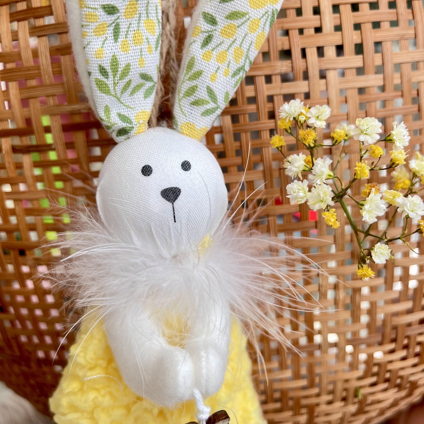 Hase mit Blume - zum Hängen - H ca. 20 cm