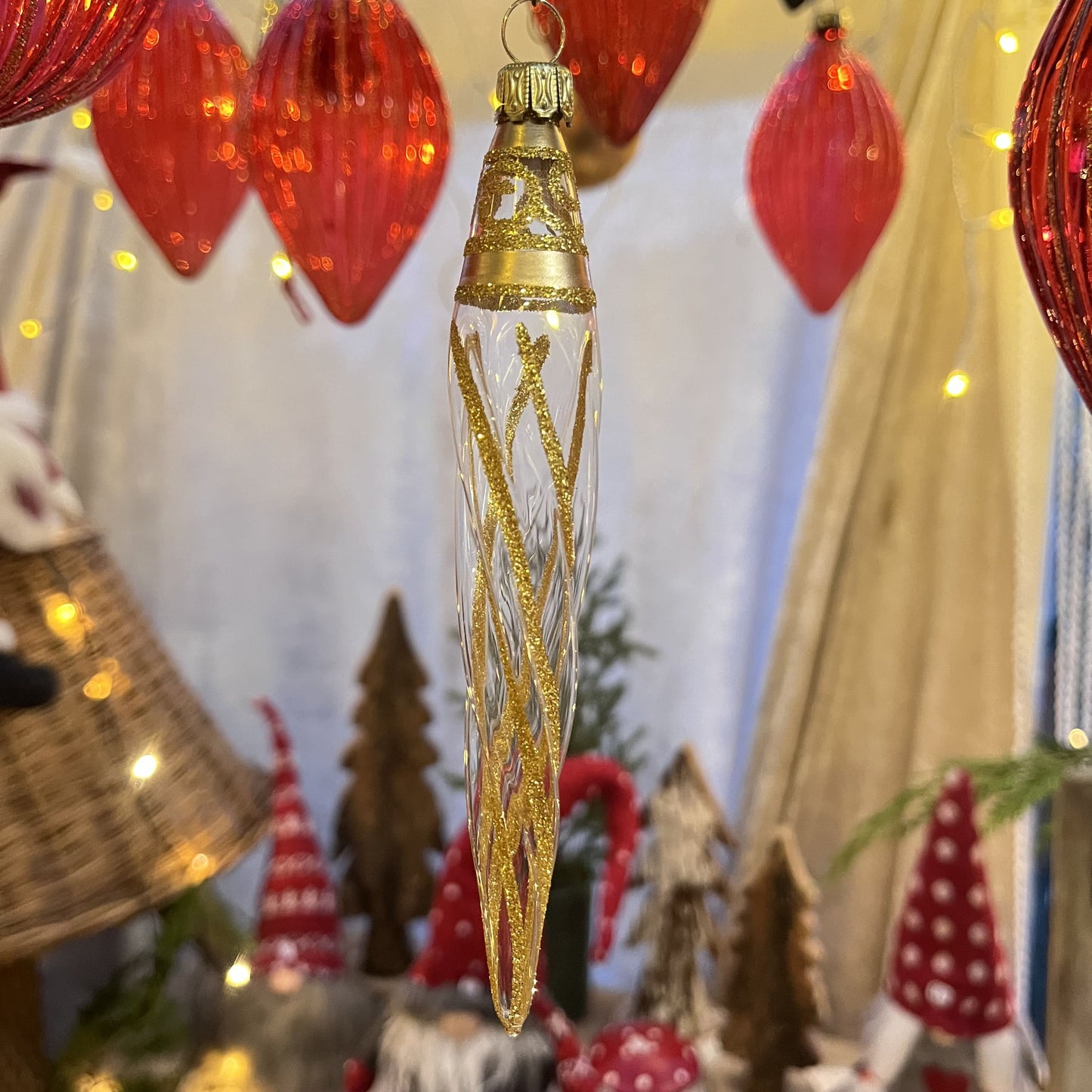 Dieser Eiszapfen ist ein Meisterwerk traditioneller Glaskunst aus Lauscha / Thüringen – mundgeblasen und liebevoll von Hand gefertigt. Als Teil unserer Kollektion ältester Hohlglas-Schmucktechniken ist dieses Stück nicht nur ein jährlicher Begleiter, sondern ein vererbbarer Schatz mit Wertsteigerung, der Generationen Freude bereitet