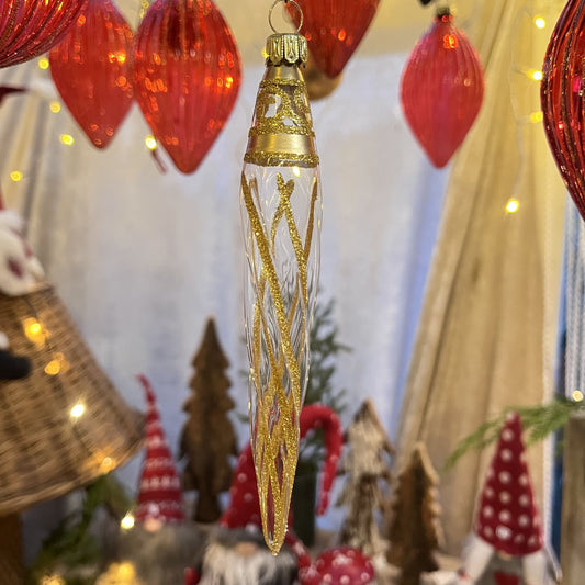 Dieser Eiszapfen ist ein Meisterwerk traditioneller Glaskunst aus Lauscha / Thüringen – mundgeblasen und liebevoll von Hand gefertigt. Als Teil unserer Kollektion ältester Hohlglas-Schmucktechniken ist dieses Stück nicht nur ein jährlicher Begleiter, sondern ein vererbbarer Schatz mit Wertsteigerung, der Generationen Freude bereitet