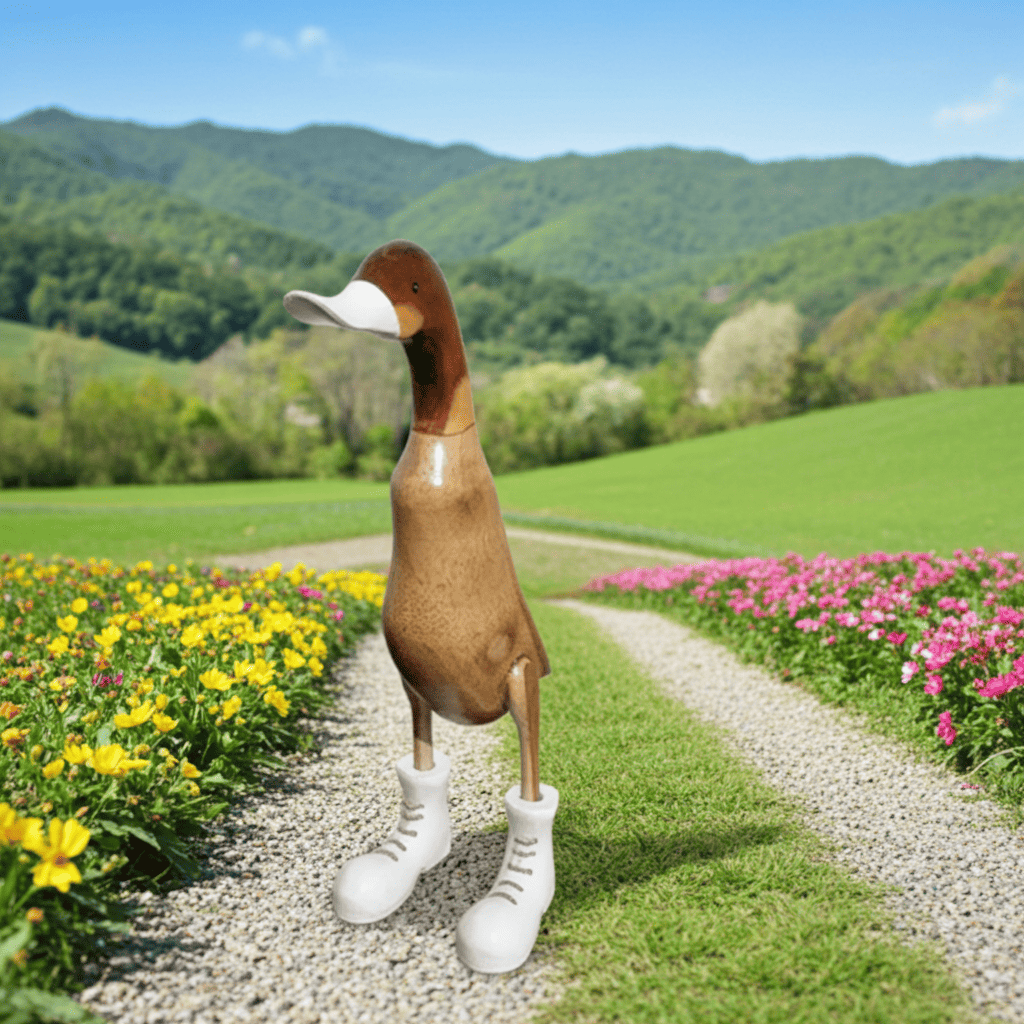 Ente aus Bambus mit weißen Stiefeln, weißem Schnabel und einer Höhe von 25 cm. Wunderschöne Deko aus Bambuswurzel. Jedes Teil handgefertigt und ein Unikat. Ein Hingucker für Drinnen und Draußen.