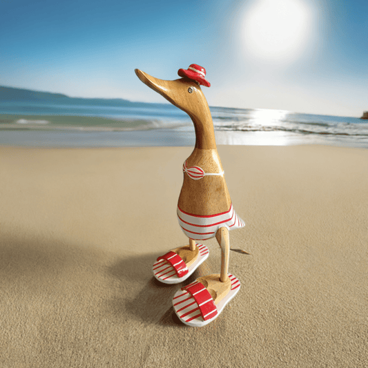 Ente aus Bambus - Badefreund - mit Bikini, Hut und Flip Flops in weiß und rot - Höhe ca. 40 cm.
Wunderschöne Deko aus Bambuswurzel. Jedes Teil handgefertigt und ein Unikat. Ein Hingucker für Drinnen und Draußen