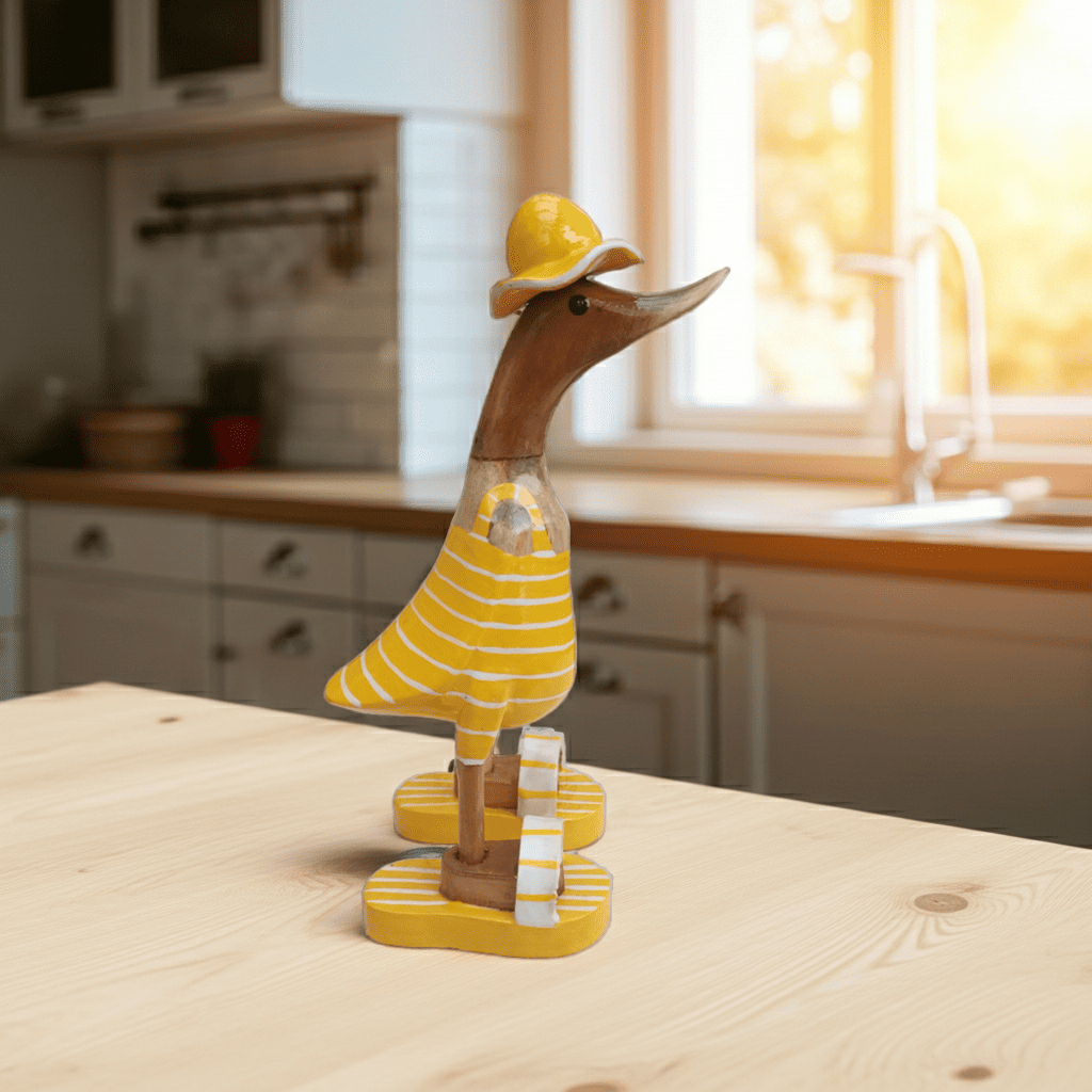 Bambusente im gelbem Badeanzug mit weißen Streifen, Sonnenhut und Flip Flops - Höhe ca. 25 cm. 
Wunderschöne Deko aus Bambuswurzel. Jedes Teil handgefertigt und ein Unikat. Ein Hingucker für Drinnen und Draußen. 
Bambusente mit Badeanzug, Sonnenhut und Flip Flops / gelb mit weißen Streifen - Farbe: natur / gelb / weiß - Material: Bambus - Maße: Höhe 25 cm - 
Ursprung: Indonesien