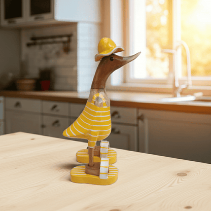 Bambusente im gelbem Badeanzug mit weißen Streifen, Sonnenhut und Flip Flops - Höhe ca. 25 cm. 
Wunderschöne Deko aus Bambuswurzel. Jedes Teil handgefertigt und ein Unikat. Ein Hingucker für Drinnen und Draußen. 
Bambusente mit Badeanzug, Sonnenhut und Flip Flops / gelb mit weißen Streifen - Farbe: natur / gelb / weiß - Material: Bambus - Maße: Höhe 25 cm - 
Ursprung: Indonesien