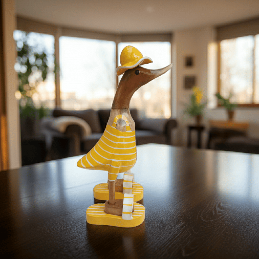 Bambusente im gelbem Badeanzug mit weißen Streifen, Sonnenhut und Flip Flops - Höhe ca. 25 cm. 
Wunderschöne Deko aus Bambuswurzel. Jedes Teil handgefertigt und ein Unikat. Ein Hingucker für Drinnen und Draußen. 
Bambusente mit Badeanzug, Sonnenhut und Flip Flops / gelb mit weißen Streifen - Farbe: natur / gelb / weiß - Material: Bambus - Maße: Höhe 25 cm - 
Ursprung: Indonesien