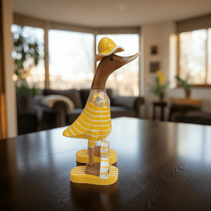 Bambusente im gelbem Badeanzug mit weißen Streifen, Sonnenhut und Flip Flops - Höhe ca. 25 cm. 
Wunderschöne Deko aus Bambuswurzel. Jedes Teil handgefertigt und ein Unikat. Ein Hingucker für Drinnen und Draußen. 
Bambusente mit Badeanzug, Sonnenhut und Flip Flops / gelb mit weißen Streifen - Farbe: natur / gelb / weiß - Material: Bambus - Maße: Höhe 25 cm - 
Ursprung: Indonesien