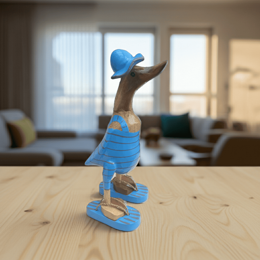 Bambusente im hellblauen Badeanzug mit grauen Streifen, Sonnenhut und Flip Flops - Höhe ca. 25 cm. 
Wunderschöne Deko aus Bambuswurzel. Jedes Teil handgefertigt und ein Unikat. Ein Hingucker für Drinnen und Draußen. 
Bambusente mit Badeanzug, Sonnenhut und Flip Flops / hellblau mit grauen Streifen - Farbe: natur / hellblau / grau - 
Material: Bambus - Maße: Höhe 25 cm - 
Ursprung: Indonesien