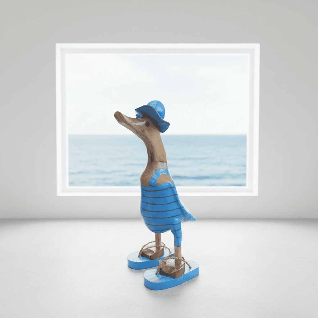 Bambusente im hellblauen Badeanzug mit grauen Streifen, Sonnenhut und Flip Flops - Höhe ca. 25 cm. 
Wunderschöne Deko aus Bambuswurzel. Jedes Teil handgefertigt und ein Unikat. Ein Hingucker für Drinnen und Draußen. 
Bambusente mit Badeanzug, Sonnenhut und Flip Flops / hellblau mit grauen Streifen - Farbe: natur / hellblau / grau - 
Material: Bambus - Maße: Höhe 25 cm - 
Ursprung: Indonesien