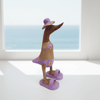 Ente aus Bambus im flieder Blümchen Bikini, mit Flip Flops und Sonnenhut - Höhe ca. 25 cm. 
Wunderschöne Deko aus Bambuswurzel. Jedes Teil handgefertigt und ein Unikat. Ein Hingucker für Drinnen und Draußen. 
Ente im flieder Blümchen Bikini mit Sonnenhut und Flip Flops - Farbe: natur / weiß / gelb / flieder - Material: Bambus - Maße: Höhe 25 cm - Ursprung: Indonesien