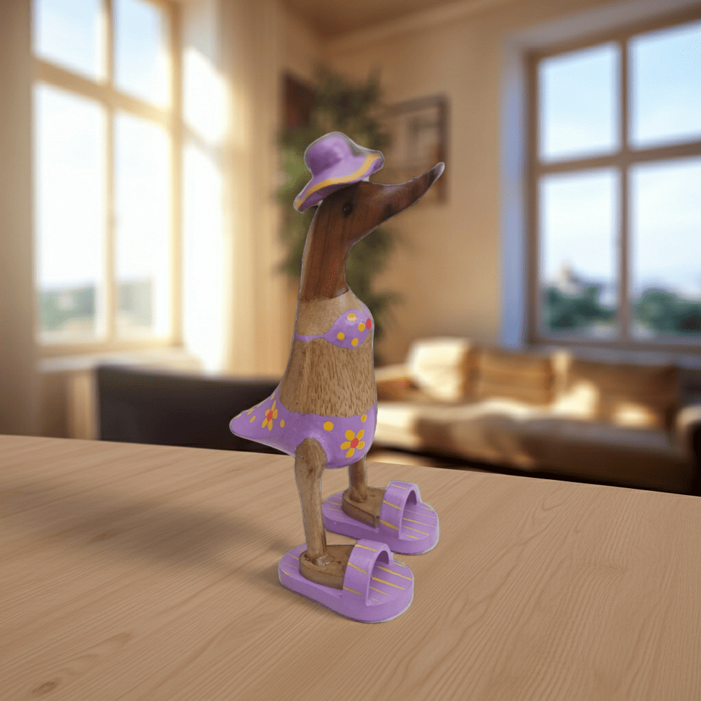 Ente aus Bambus im flieder Blümchen Bikini, mit Flip Flops und Sonnenhut - Höhe ca. 25 cm. 
Wunderschöne Deko aus Bambuswurzel. Jedes Teil handgefertigt und ein Unikat. Ein Hingucker für Drinnen und Draußen. 
Ente im flieder Blümchen Bikini mit Sonnenhut und Flip Flops - Farbe: natur / weiß / gelb / flieder - Material: Bambus - Maße: Höhe 25 cm - Ursprung: Indonesien