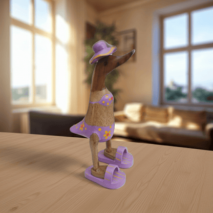 Ente aus Bambus im flieder Blümchen Bikini, mit Flip Flops und Sonnenhut - Höhe ca. 25 cm. 
Wunderschöne Deko aus Bambuswurzel. Jedes Teil handgefertigt und ein Unikat. Ein Hingucker für Drinnen und Draußen. 
Ente im flieder Blümchen Bikini mit Sonnenhut und Flip Flops - Farbe: natur / weiß / gelb / flieder - Material: Bambus - Maße: Höhe 25 cm - Ursprung: Indonesien