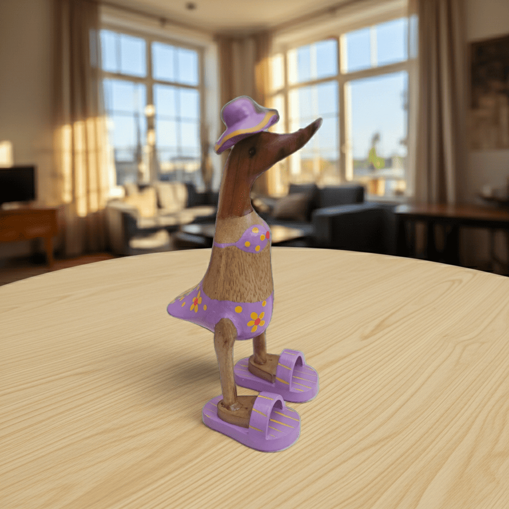 Ente aus Bambus im flieder Blümchen Bikini, mit Flip Flops und Sonnenhut - Höhe ca. 25 cm. 
Wunderschöne Deko aus Bambuswurzel. Jedes Teil handgefertigt und ein Unikat. Ein Hingucker für Drinnen und Draußen. 
Ente im flieder Blümchen Bikini mit Sonnenhut und Flip Flops - Farbe: natur / weiß / gelb / flieder - Material: Bambus - Maße: Höhe 25 cm - Ursprung: Indonesien