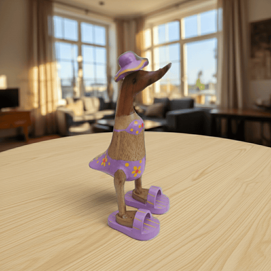 Ente aus Bambus im flieder Blümchen Bikini, mit Flip Flops und Sonnenhut - Höhe ca. 25 cm. 
Wunderschöne Deko aus Bambuswurzel. Jedes Teil handgefertigt und ein Unikat. Ein Hingucker für Drinnen und Draußen. 
Ente im flieder Blümchen Bikini mit Sonnenhut und Flip Flops - Farbe: natur / weiß / gelb / flieder - Material: Bambus - Maße: Höhe 25 cm - Ursprung: Indonesien