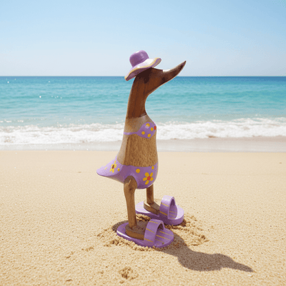 Ente aus Bambus im flieder Blümchen Bikini, mit Flip Flops und Sonnenhut - Höhe ca. 25 cm. 
Wunderschöne Deko aus Bambuswurzel. Jedes Teil handgefertigt und ein Unikat. Ein Hingucker für Drinnen und Draußen. 
Ente im flieder Blümchen Bikini mit Sonnenhut und Flip Flops - Farbe: natur / weiß / gelb / flieder - Material: Bambus - Maße: Höhe 25 cm - Ursprung: Indonesien