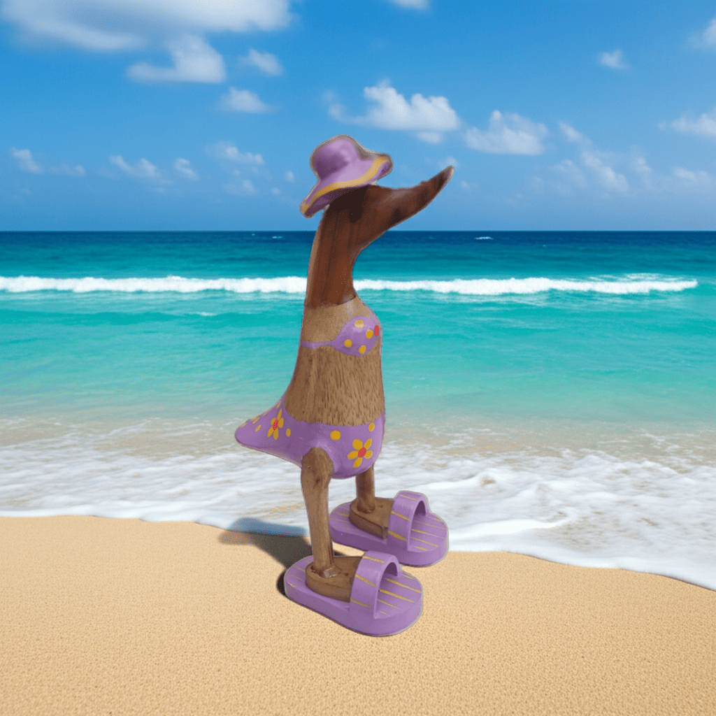 Ente aus Bambus im flieder Blümchen Bikini, mit Flip Flops und Sonnenhut - Höhe ca. 25 cm. 
Wunderschöne Deko aus Bambuswurzel. Jedes Teil handgefertigt und ein Unikat. Ein Hingucker für Drinnen und Draußen. 
Ente im flieder Blümchen Bikini mit Sonnenhut und Flip Flops - Farbe: natur / weiß / gelb / flieder - Material: Bambus - Maße: Höhe 25 cm - Ursprung: Indonesien