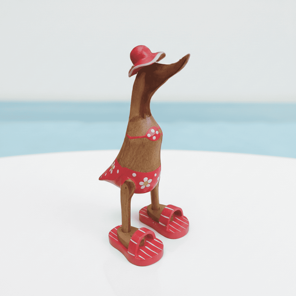 Ente aus Bambus im roten Blümchen Bikini, mit Flip Flops und Sonnenhut - Höhe ca. 25 cm. Wunderschöne Deko aus Bambuswurzel. Jedes Teil handgefertigt und ein Unikat. Ein Hingucker für Drinnen und Draußen. 
Ente im roten Blümchen Bikini mit Sonnenhut und Flip Flops - Farbe: natur / weiß / gelb / rot - Material: Bambus - 
Maße: Höhe 25 cm - Ursprung: Indonesien