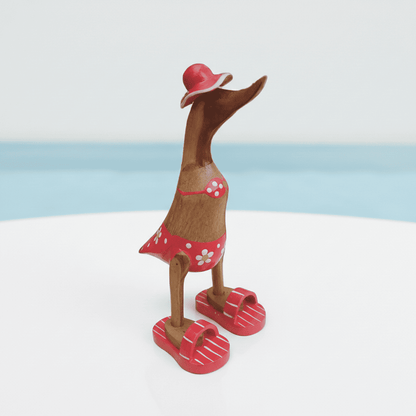 Ente aus Bambus im roten Blümchen Bikini, mit Flip Flops und Sonnenhut - Höhe ca. 25 cm. Wunderschöne Deko aus Bambuswurzel. Jedes Teil handgefertigt und ein Unikat. Ein Hingucker für Drinnen und Draußen. 
Ente im roten Blümchen Bikini mit Sonnenhut und Flip Flops - Farbe: natur / weiß / gelb / rot - Material: Bambus - 
Maße: Höhe 25 cm - Ursprung: Indonesien