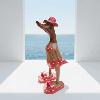Ente aus Bambus im roten Blümchen Bikini, mit Flip Flops und Sonnenhut - Höhe ca. 25 cm. Wunderschöne Deko aus Bambuswurzel. Jedes Teil handgefertigt und ein Unikat. Ein Hingucker für Drinnen und Draußen. 
Ente im roten Blümchen Bikini mit Sonnenhut und Flip Flops - Farbe: natur / weiß / gelb / rot - Material: Bambus - 
Maße: Höhe 25 cm - Ursprung: Indonesien