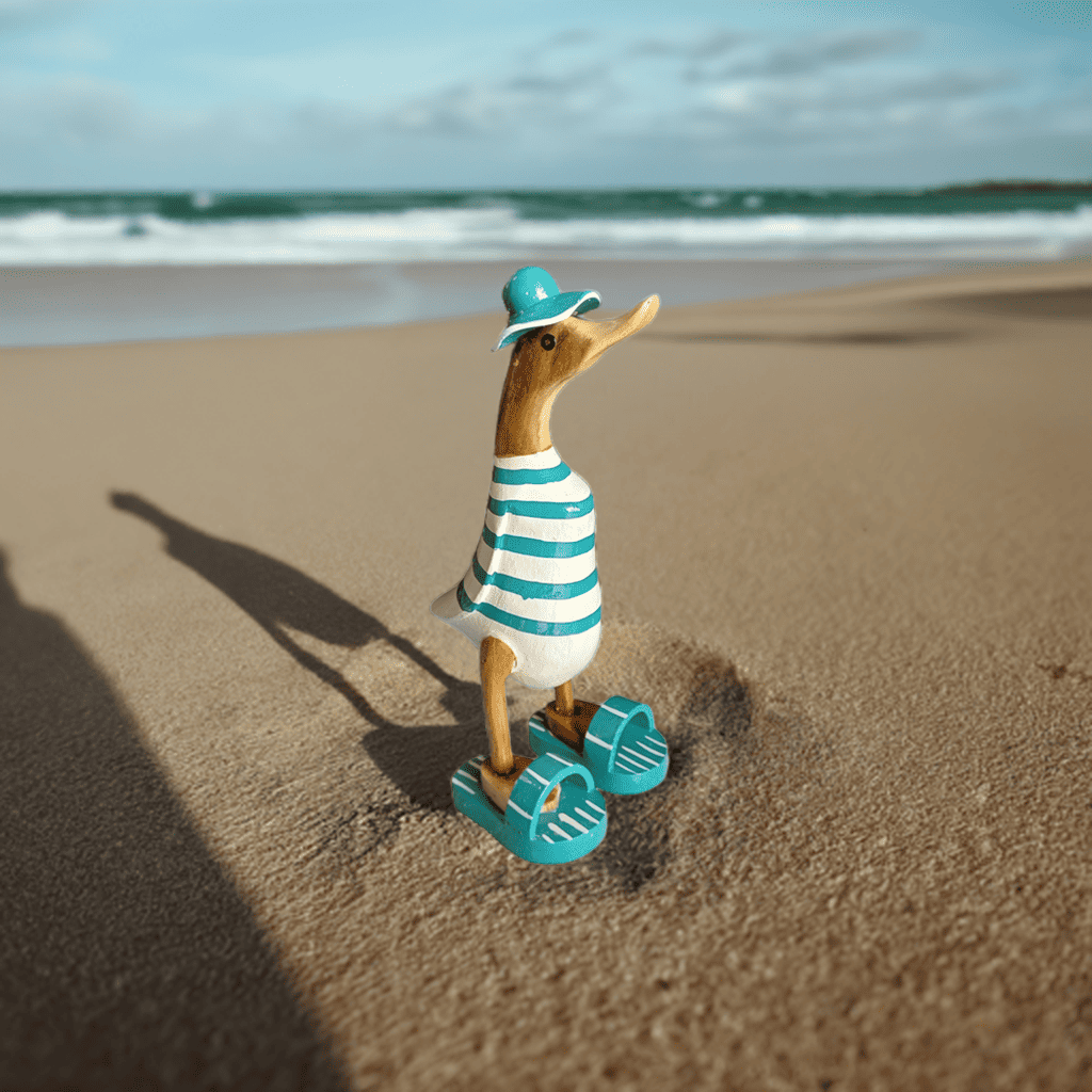 Strandente mit Sonnenhut, Flip Flops und türkis weiss gestreiftem Körper und ca. 25 cm Höhe. Wunderschöne Deko aus Bambuswurzel. Jedes Teil handgefertigt und ein Unikat aus Bali. Ein Hingucker für Drinnen und Draußen
