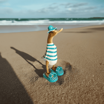 Strandente mit Sonnenhut, Flip Flops und türkis weiss gestreiftem Körper und ca. 25 cm Höhe. Wunderschöne Deko aus Bambuswurzel. Jedes Teil handgefertigt und ein Unikat aus Bali. Ein Hingucker für Drinnen und Draußen
