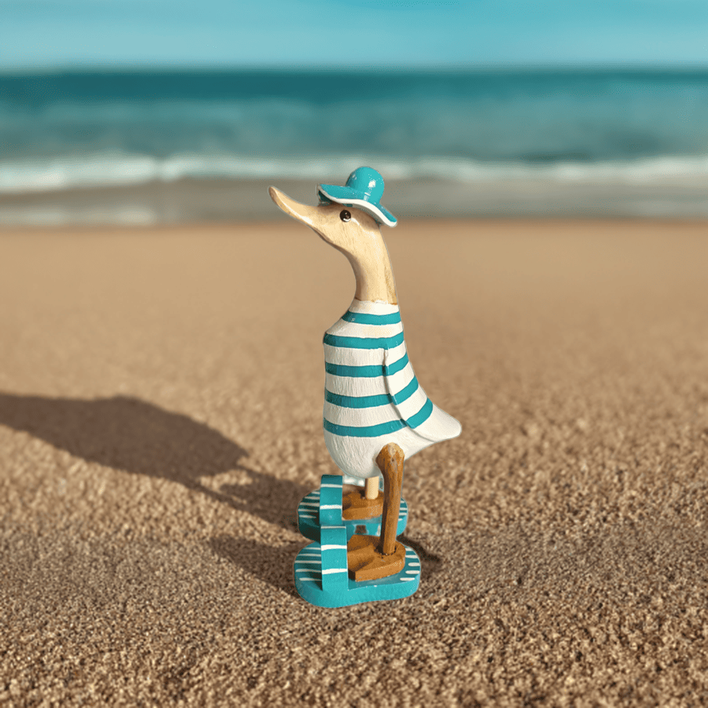 Strandente mit Sonnenhut, Flip Flops und türkis weiss gestreiftem Körper und ca. 25 cm Höhe. Wunderschöne Deko aus Bambuswurzel. Jedes Teil handgefertigt und ein Unikat aus Bali. Ein Hingucker für Drinnen und Draußen