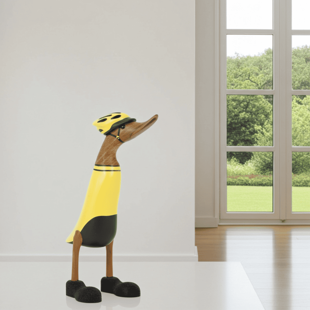 Ente Radfahrer mit Helm - gelb und schwarz - Höhe 25 cm. Wunderschöne Deko aus Bambuswurzel. J