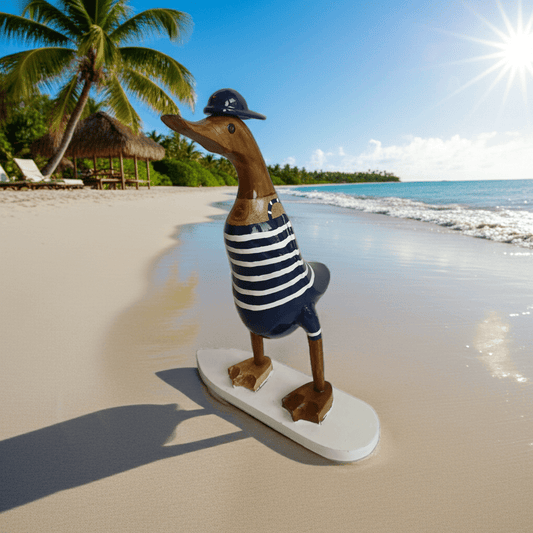 Bambusente als Surfer mit Surfbrett in den Farben blau und weiß - Höhe ca. 25 cm - Den Surfer gibt es in 2 verschiedenen Ausführungen.
Wunderschöne Deko aus Bambuswurzel. Jedes Teil handgefertigt und ein Unikat. Ein Hingucker für Drinnen und Draußen.
Ente Surfer mit Badeanzug und Surfbrett
Farbe: natur / schwarz / blau / weiß
Material: Bambus
Maße: Höhe ca. 25 cm
Ursprung: Indonesien
Lieferumfang: 1 Bambusente "Surfer" in der ausgesuchten Variante