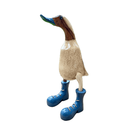 Ente aus Bambus mit grauen Stiefeln, grauen Schnabel und einer Höhe von 25 cm. Jedes Teil handgefertigt und ein Unikat. Ein wunderschöner Deko Hingucker für Drinnen und Draußen.
Zudem stehen die Enten aus Bambus für Familie, Treue & Liebe und Holz für Wachstum. So macht es sie dadurch auch zu einem bedeutungsvollen Geschenk für einen lieben Menschen.
Ente mit Stiefeln / grau
Farbe: natur / grau
Material: Bambus
Maße: Höhe 25 cm
Ursprung: Indonesien