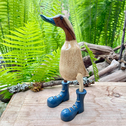 Ente aus Bambus mit grauen Stiefeln, grauen Schnabel und einer Höhe von 25 cm. Jedes Teil handgefertigt und ein Unikat. Ein wunderschöner Deko Hingucker für Drinnen und Draußen.
Zudem stehen die Enten aus Bambus für Familie, Treue & Liebe und Holz für Wachstum. So macht es sie dadurch auch zu einem bedeutungsvollen Geschenk für einen lieben Menschen.
Ente mit Stiefeln / grau
Farbe: natur / grau
Material: Bambus
Maße: Höhe 25 cm
Ursprung: Indonesien