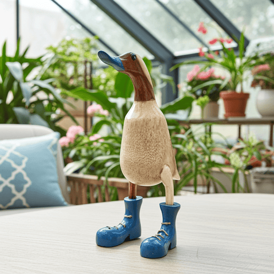 Ente aus Bambus mit grauen Stiefeln, grauen Schnabel und einer Höhe von 25 cm . Wunderschöne Deko aus Bambuswurzel. Jedes Teil handgefertigt und ein Unikat. Ein Hingucker für Drinnen und Draußen