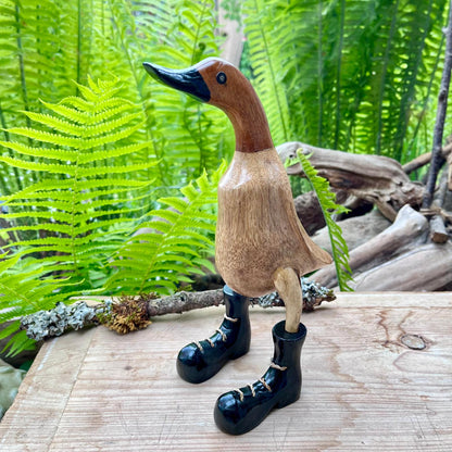 Ente aus Bambus mit schwarzen Stiefeln, schwarzem Schnabel und einer Höhe von 25 cm
Jedes Teil handgefertigt und ein Unikat. Ein Hingucker für Drinnen und Draußen.
stehen die Enten aus Bambus für Familie, Treue & Liebe und Holz für Wachstum. So macht es sie dadurch auch zu einem bedeutungsvollen Geschenk für einen lieben Menschen.
Ente mit Stiefeln / schwarz
Farbe: natur / schwarz
Material: Bambus / Holz
Maße: Höhe 25 cm
Ursprung: Indonesien