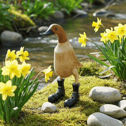 Ente aus Bambus mit schwarzen Stiefeln, schwarzem Schnabel und einer Höhe von 25 cm
Jedes Teil handgefertigt und ein Unikat. Ein Hingucker für Drinnen und Draußen.
stehen die Enten aus Bambus für Familie, Treue & Liebe und Holz für Wachstum. So macht es sie dadurch auch zu einem bedeutungsvollen Geschenk für einen lieben Menschen.
Ente mit Stiefeln / schwarz
Farbe: natur / schwarz
Material: Bambus / Holz
Maße: Höhe 25 cm
Ursprung: Indonesien