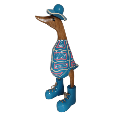 In 2026 ganz neu eingetroffen ist die Australische Bambusente mit Hut und Schuhen in blau. Die Bemalung erinnert an die traditionellen Körperbemalungen der australischen Ureinwohner, der Aborigines. Wunderschöne Deko aus Bambuswurzel. Jedes Teil handgefertigt und ein Unikat aus Bali / Indonesien. Ein Hingucker für Drinnen und Draußen. 
Zudem stehen die Enten aus Bambus für Familie, Treue & Liebe und Holz für Wachstum. So macht es sie dadurch auch zu einem bedeutungsvollen Geschenk für einen lieben  Menschen