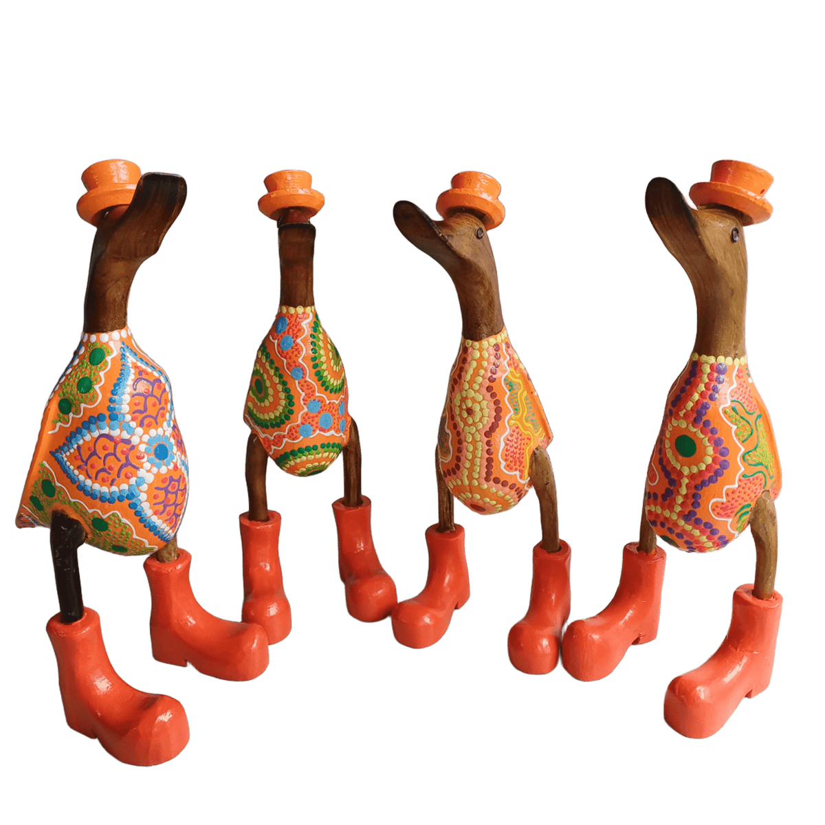 In 2026 ganz neu eingetroffen ist die Australische Bambusente mit Hut und Schuhen in orange. Jede dieser Enten ist mit einem ganz individuellen Muster verziert. Keine gleicht der anderen.
Wunderschöne Deko aus Bambuswurzel. Jedes Teil handgefertigt und ein Unikat aus Bali / Indonesien. Ein Hingucker für Drinnen und Draußen.
Zudem stehen die Enten aus Bambus für Familie, Treue & Liebe und Holz für Wachstum. So macht es sie dadurch auch zu einem bedeutungsvollen Geschenk für einen lieben Menschen. 


