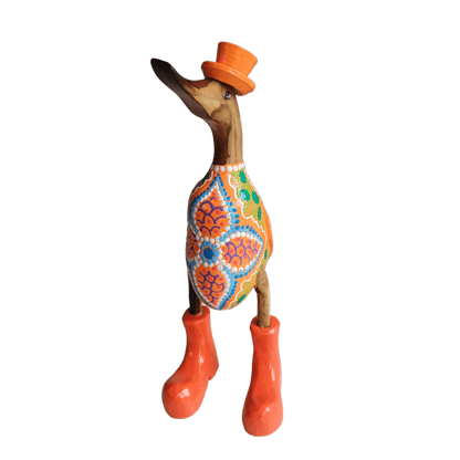 In 2026 ganz neu eingetroffen ist die Australische Bambusente mit Hut und Schuhen in orange. Jede dieser Enten ist mit einem ganz individuellen Muster verziert. Keine gleicht der anderen.
Wunderschöne Deko aus Bambuswurzel. Jedes Teil handgefertigt und ein Unikat aus Bali / Indonesien. Ein Hingucker für Drinnen und Draußen.
Zudem stehen die Enten aus Bambus für Familie, Treue & Liebe und Holz für Wachstum. So macht es sie dadurch auch zu einem bedeutungsvollen Geschenk für einen lieben Menschen.