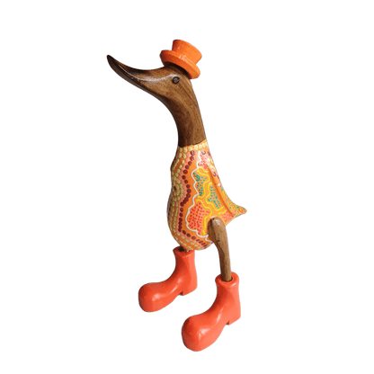 In 2026 ganz neu eingetroffen ist die Australische Bambusente mit Hut und Schuhen in orange. Jede dieser Enten ist mit einem ganz individuellen Muster verziert. Keine gleicht der anderen.
Wunderschöne Deko aus Bambuswurzel. Jedes Teil handgefertigt und ein Unikat aus Bali / Indonesien. Ein Hingucker für Drinnen und Draußen.
Zudem stehen die Enten aus Bambus für Familie, Treue & Liebe und Holz für Wachstum. So macht es sie dadurch auch zu einem bedeutungsvollen Geschenk für einen lieben Menschen.