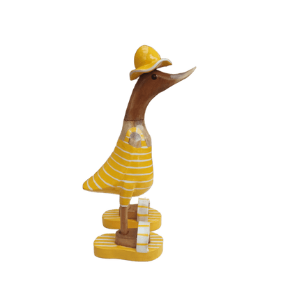 Bambusente im gelbem Badeanzug mit weißen Streifen, Sonnenhut und Flip Flops - Höhe ca. 25 cm. 
Wunderschöne Deko aus Bambuswurzel. Jedes Teil handgefertigt und ein Unikat. Ein Hingucker für Drinnen und Draußen. 
Bambusente mit Badeanzug, Sonnenhut und Flip Flops / gelb mit weißen Streifen - Farbe: natur / gelb / weiß - Material: Bambus - Maße: Höhe 25 cm - Ursprung: Indonesien. 