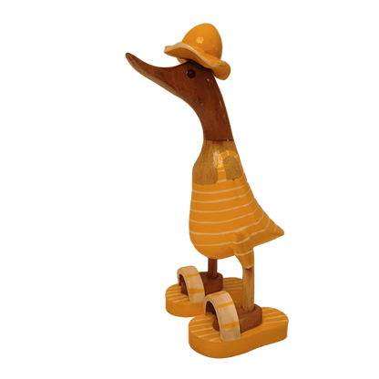 Bambusente im gelbem Badeanzug mit weißen Streifen, Sonnenhut und Flip Flops - Höhe ca. 25 cm. 
Wunderschöne Deko aus Bambuswurzel. Jedes Teil handgefertigt und ein Unikat. Ein Hingucker für Drinnen und Draußen. 
Bambusente mit Badeanzug, Sonnenhut und Flip Flops / gelb mit weißen Streifen - Farbe: natur / gelb / weiß - Material: Bambus - Maße: Höhe 25 cm - Ursprung: Indonesien. *