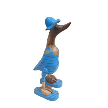 Bambusente im hellblauen Badeanzug mit grauen Streifen, Sonnenhut und Flip Flops - Höhe ca. 25 cm.  Wunderschöne Deko aus Bambuswurzel. Jedes Teil handgefertigt und ein Unikat. Ein Hingucker für Drinnen und Draußen. 
Bambusente mit Badeanzug, Sonnenhut und Flip Flops / hellblau mit grauen Streifen - Farbe: natur / hellblau / grau - Material: Bambus - Maße: Höhe 25 cm - Ursprung: Indonesien. 