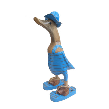Bambusente im hellblauen Badeanzug mit grauen Streifen, Sonnenhut und Flip Flops - Höhe ca. 25 cm.  Wunderschöne Deko aus Bambuswurzel. Jedes Teil handgefertigt und ein Unikat. Ein Hingucker für Drinnen und Draußen. 
Bambusente mit Badeanzug, Sonnenhut und Flip Flops / hellblau mit grauen Streifen - Farbe: natur / hellblau / grau - Material: Bambus - Maße: Höhe 25 cm - Ursprung: Indonesien. 