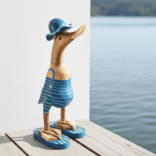 Ente aus Bambus - mit Badeanzug, Flip Flops und Sonnenhut in türkis / petrol und einer Höhe von 25 cm. 
Wunderschöne Deko aus Bambuswurzel. Jedes Teil handgefertigt und ein Unikat. Ein Hingucker für Drinnen und Draußen