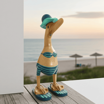Ente aus Bambus - mit Bikini, Flip Flops und Sonnenhut in türkis / petrol und einer Höhe von 25 cm. Wunderschöne Deko aus Bambuswurzel. Jedes Teil handgefertigt und ein Unikat. Ein Hingucker für Drinnen und Draußen.