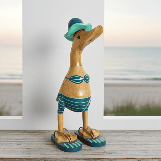Ente aus Bambus - mit Bikini, Flip Flops und Sonnenhut in türkis / petrol und einer Höhe von 25 cm. Wunderschöne Deko aus Bambuswurzel. Jedes Teil handgefertigt und ein Unikat. Ein Hingucker für Drinnen und Draußen.