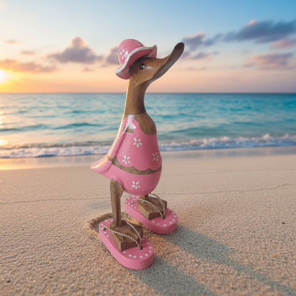 Ente aus Bambus im pinken Blümchen Kleid, mit Flip Flops und Sonnenhut - Höhe ca. 25 cm. 
Wunderschöne Deko aus Bambuswurzel. Jedes Teil handgefertigt und ein Unikat. Ein Hingucker für Drinnen und Draußen. 
Ente im pinken Blümchen Kleid mit Sonnenhut und Flip Flops - Farbe: natur / weiß / pink - Material: Bambus - Maße: Höhe 25 cm - Ursprung: Indonesien