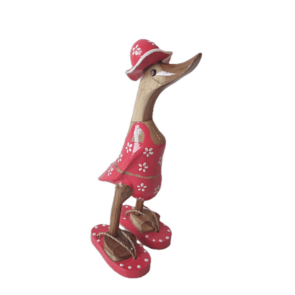 Ente aus Bambus im roten Blümchen Kleid, mit Flip Flops und Sonnenhut - Höhe ca. 25 cm. Wunderschöne Deko aus Bambuswurzel. Jedes Teil handgefertigt und ein Unikat. Ein Hingucker für Drinnen und Draußen. 
Ente im roten Blümchen Kleid mit Sonnenhut und Flip Flops - Farbe: natur / weiß / rot - Material: Bambus - Maße: Höhe 25 cm -Ursprung: Indonesien