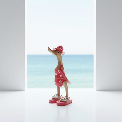 Ente aus Bambus im roten Blümchen Kleid, mit Flip Flops und Sonnenhut - Höhe ca. 25 cm. Wunderschöne Deko aus Bambuswurzel. Jedes Teil handgefertigt und ein Unikat. Ein Hingucker für Drinnen und Draußen. 
Ente im roten Blümchen Kleid mit Sonnenhut und Flip Flops - Farbe: natur / weiß / rot - Material: Bambus - Maße: Höhe 25 cm -Ursprung: Indonesien